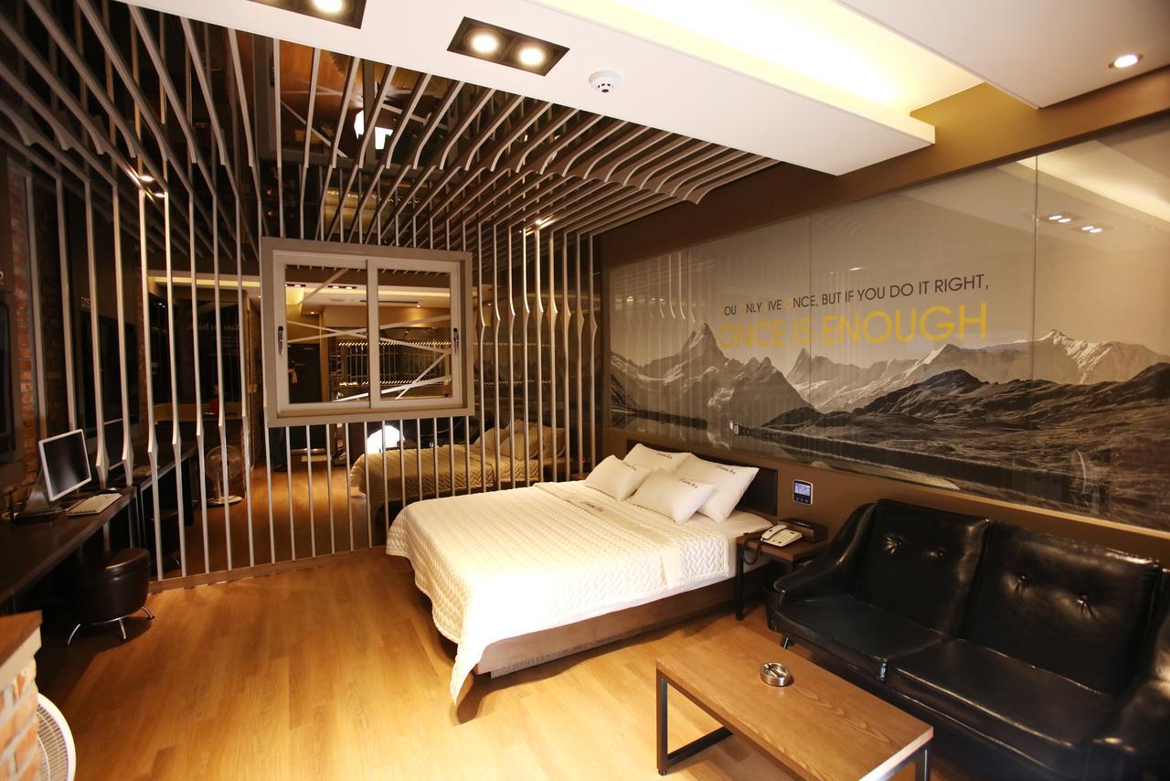Hotel Yolo Chongnae-dong Екстериор снимка