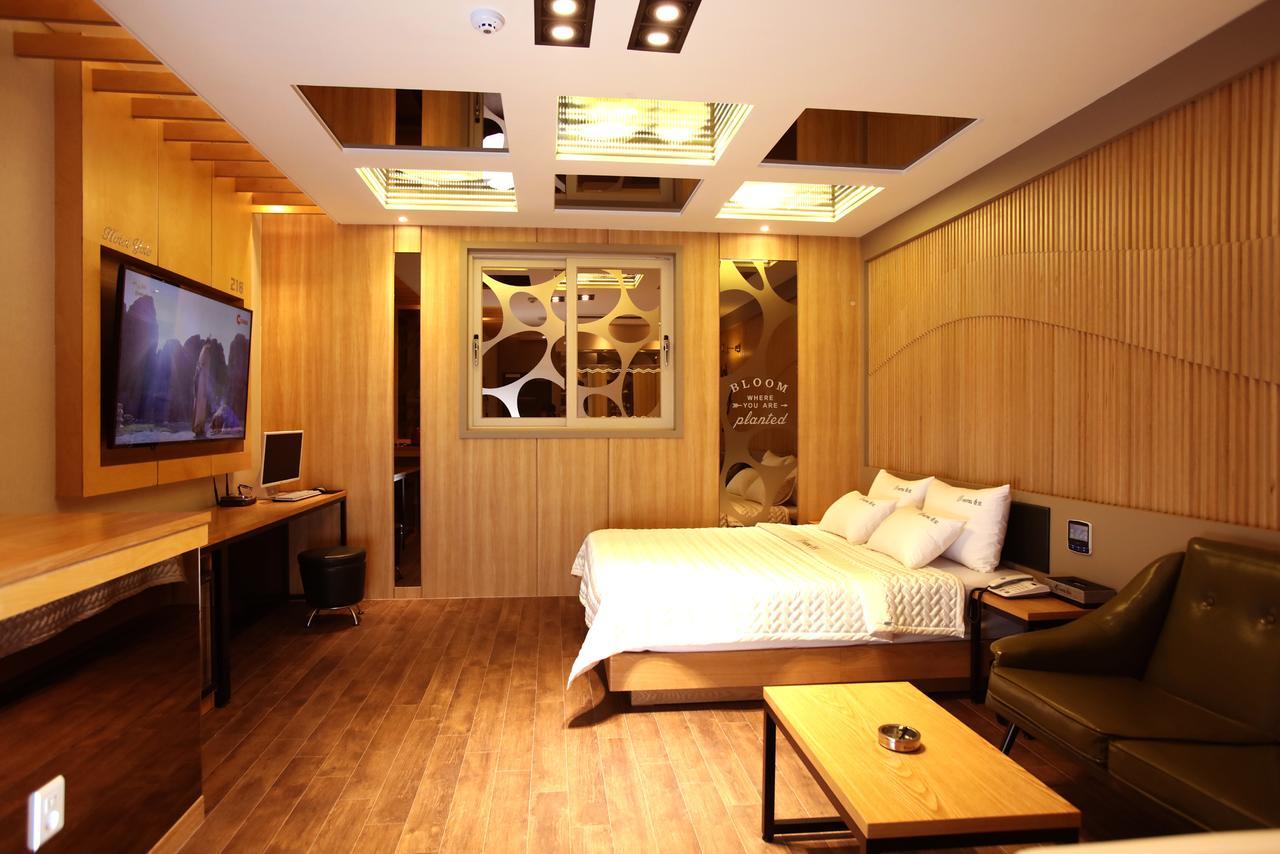 Hotel Yolo Chongnae-dong Екстериор снимка